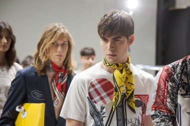 Milan, İtalya - 16 Haziran: Güzel modelleri poz backstage Miguel Vieira göstermeden önce üzerinde 16 Haziran 2018 Milan erkekler moda haftasında Milan'da sadece.