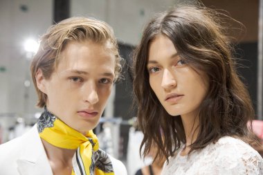 Milan, İtalya - 16 Haziran: Güzel modelleri poz backstage Miguel Vieira göstermeden önce üzerinde 16 Haziran 2018 Milan erkekler moda haftasında Milan'da sadece.