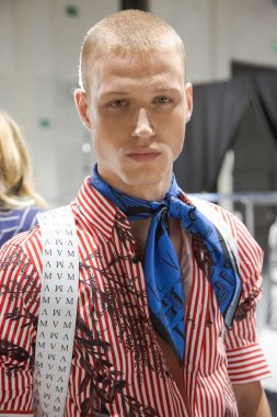 Milan, İtalya - 16 Haziran: Güzel model teşkil etmektedir backstage Miguel Vieira göstermeden önce üzerinde 16 Haziran 2018 Milan erkekler moda haftasında Milan'da sadece.