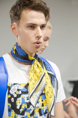 Milan, İtalya - 16 Haziran: Güzel model teşkil etmektedir backstage Miguel Vieira göstermeden önce üzerinde 16 Haziran 2018 Milan erkekler moda haftasında Milan'da sadece.