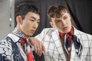 Milan, İtalya - 16 Haziran: Güzel modelleri poz backstage Miguel Vieira göstermeden önce üzerinde 16 Haziran 2018 Milan erkekler moda haftasında Milan'da sadece.