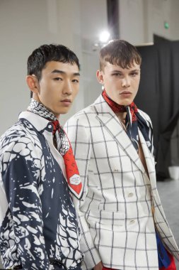 Milan, İtalya - 16 Haziran: Güzel modelleri poz backstage Miguel Vieira göstermeden önce üzerinde 16 Haziran 2018 Milan erkekler moda haftasında Milan'da sadece.