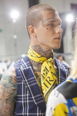 Milan, İtalya - 16 Haziran: Güzel model teşkil etmektedir backstage Miguel Vieira göstermeden önce üzerinde 16 Haziran 2018 Milan erkekler moda haftasında Milan'da sadece.