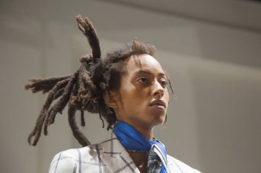 Milan, İtalya - 16 Haziran: Güzel model teşkil etmektedir backstage Miguel Vieira göstermeden önce üzerinde 16 Haziran 2018 Milan erkekler moda haftasında Milan'da sadece.