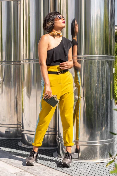 Schöne Junge Indische Frau Die Einem Städtischen Kontext Posiert Straßenmode — Stockfoto