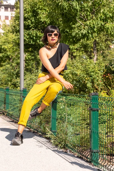 Schöne Junge Indische Frau Die Einem Städtischen Kontext Posiert Straßenmode — Stockfoto