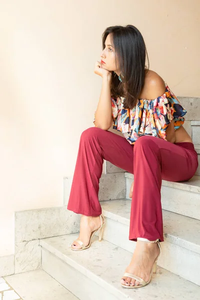 Portrait Beautiful Young Brunette Posing Stairs — Stock Photo, Image