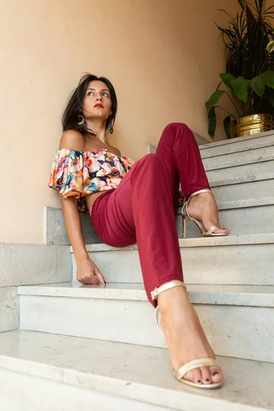 Retrato Uma Bela Jovem Morena Posando Nas Escadas — Fotografia de Stock