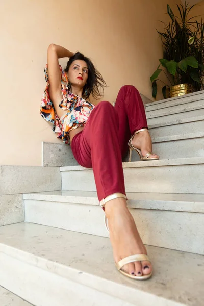 Portrait Beautiful Young Brunette Posing Stairs — Stock Photo, Image