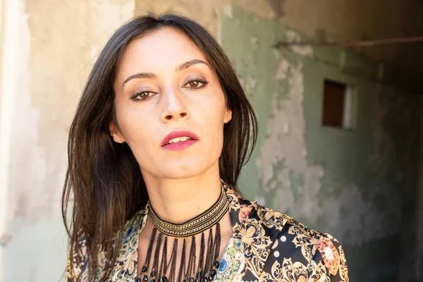 Retrato Una Hermosa Joven Morena Posando Lugar Abandonado — Foto de Stock