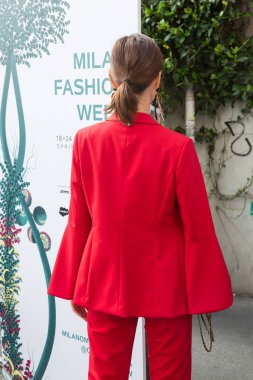 Milan, İtalya - 19 Eylül: Moda kadın pozlar Byblos moda gösterisinde Milan Milan kadın moda haftası 19 Eylül 2018 üzerinde sırasında dışarıda.