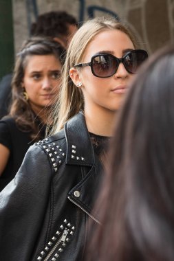 Milan, İtalya - 19 Eylül: Moda kadın pozlar Byblos moda gösterisinde Milan Milan kadın moda haftası 19 Eylül 2018 üzerinde sırasında dışarıda.