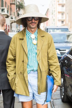 Milan, İtalya - 19 Eylül: Moda adam pozlar Byblos moda gösterisinde Milan Milan kadın moda haftası 19 Eylül 2018 üzerinde sırasında dışarıda.