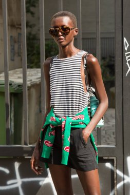 Milan, İtalya - 19 Eylül: Muhteşem modeli pozlar Byblos moda gösterisinde Milan Milan kadın moda haftası 19 Eylül 2018 üzerinde sırasında dışarıda.