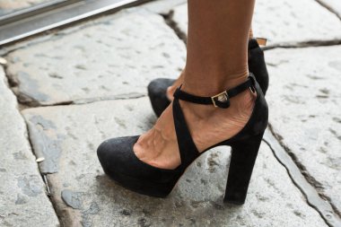 Milan, İtalya - 19 Eylül: Ayrıntı Ayakkabı Byblos moda gösterisinde Milan Milan kadın moda haftası 19 Eylül 2018 üzerinde sırasında dışarıda.