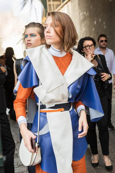 Milano Italien September Fashionabla Kvinna Poserar Utanför Byblos Modevisning Modeveckan — Stockfoto