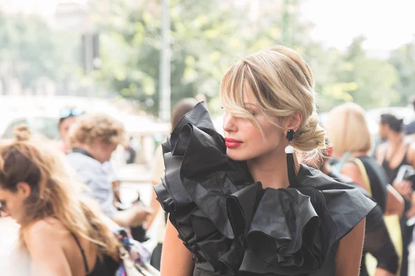 Milán Italia Septiembre Mujer Moda Posa Fuera Del Desfile Moda —  Fotos de Stock