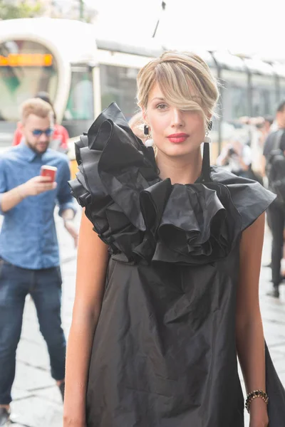 Milan Italie Septembre Une Femme Mode Pose Devant Défilé Byblos — Photo