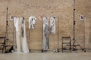 Milan, İtalya - Eylül 19: Giysi rafları backstage Alberto Zambelli göstermeden önce Milan kadın moda haftası 19 Eylül 2018 üzerinde sırasında Milan'da sadece üzerinde.