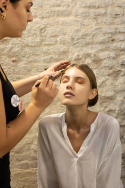 Milan, İtalya - 19 Eylül: Backstage içinde makyaj, güzel model Alberto Zambelli göstermeden önce Milan kadın moda haftası 19 Eylül 2018 üzerinde sırasında Milan'da sadece.