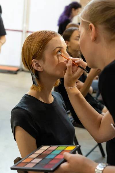 Milán Itálie Září Krásný Model Tvoří Zákulisí Těsně Předtím Než — Stock fotografie