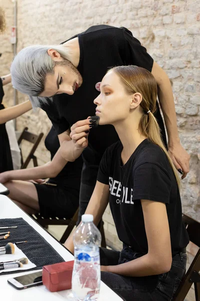 Milan, İtalya - 19 Eylül: Backstage içinde makyaj, güzel model Alberto Zambelli göstermeden önce Milan kadın moda haftası 19 Eylül 2018 üzerinde sırasında Milan'da sadece.