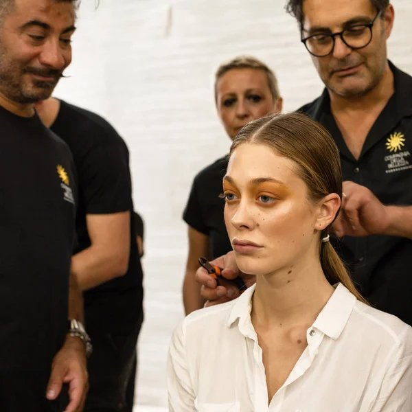 意大利米兰 9月19日 在米兰女子时装周的 Zambelli 在后台化妆的漂亮模特 — 图库照片