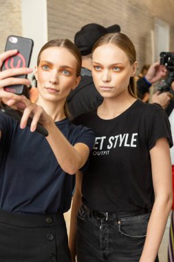 Milan, İtalya - 19 Eylül: Güzel modeller biraz selfie Alberto Zambelli göstermeden önce Milan kadın moda haftası 19 Eylül 2018 üzerinde sırasında Milan'da sadece backstage içinde.