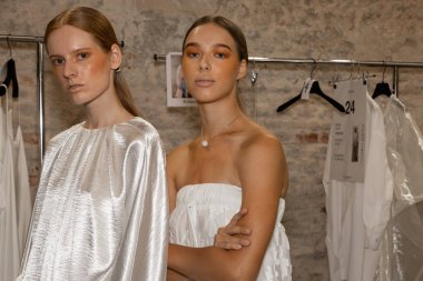 Milan, İtalya - 19 Eylül: Güzel modelleri poz backstage Alberto Zambelli göstermeden önce Milan kadın moda haftası 19 Eylül 2018 üzerinde sırasında Milan'da sadece.