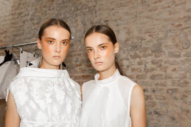 Milan, İtalya - 19 Eylül: Güzel modelleri poz backstage Alberto Zambelli göstermeden önce Milan kadın moda haftası 19 Eylül 2018 üzerinde sırasında Milan'da sadece.