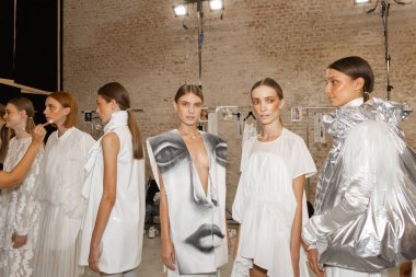 Milan, İtalya - 19 Eylül: Güzel modelleri poz backstage Alberto Zambelli göstermeden önce Milan kadın moda haftası 19 Eylül 2018 üzerinde sırasında Milan'da sadece.