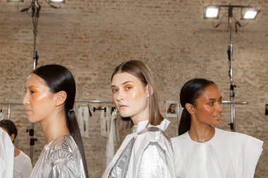 Milan, İtalya - 19 Eylül: Güzel modelleri poz backstage Alberto Zambelli göstermeden önce Milan kadın moda haftası 19 Eylül 2018 üzerinde sırasında Milan'da sadece.