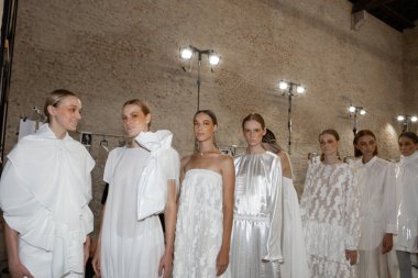 Milan, İtalya - 19 Eylül: Güzel modelleri poz backstage Alberto Zambelli göstermeden önce Milan kadın moda haftası 19 Eylül 2018 üzerinde sırasında Milan'da sadece.