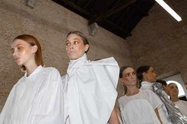Milan, İtalya - 19 Eylül: Güzel modelleri poz backstage Alberto Zambelli göstermeden önce Milan kadın moda haftası 19 Eylül 2018 üzerinde sırasında Milan'da sadece.