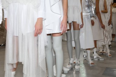 Milan, İtalya - 19 Eylül: Güzel model teşkil etmektedir backstage Alberto Zambelli göstermeden önce Milan kadın moda haftası 19 Eylül 2018 üzerinde sırasında Milan'da sadece.