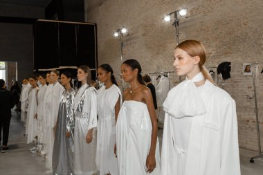 Milan, İtalya - 19 Eylül: Güzel modelleri poz backstage Alberto Zambelli göstermeden önce Milan kadın moda haftası 19 Eylül 2018 üzerinde sırasında Milan'da sadece.