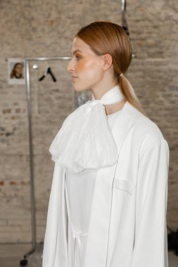 Milan, İtalya - 19 Eylül: Güzel model teşkil etmektedir backstage Alberto Zambelli göstermeden önce Milan kadın moda haftası 19 Eylül 2018 üzerinde sırasında Milan'da sadece.