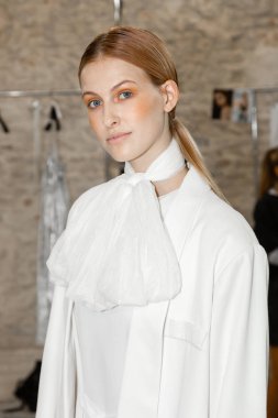 Milan, İtalya - 19 Eylül: Güzel model teşkil etmektedir backstage Alberto Zambelli göstermeden önce Milan kadın moda haftası 19 Eylül 2018 üzerinde sırasında Milan'da sadece.