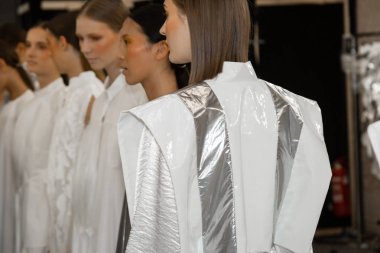 Milan, İtalya - 19 Eylül: Güzel model teşkil etmektedir backstage Alberto Zambelli göstermeden önce Milan kadın moda haftası 19 Eylül 2018 üzerinde sırasında Milan'da sadece.