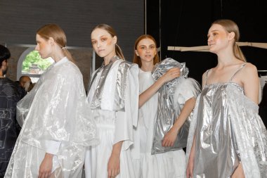 Milan, İtalya - 19 Eylül: Güzel modelleri poz backstage Alberto Zambelli göstermeden önce Milan kadın moda haftası 19 Eylül 2018 üzerinde sırasında Milan'da sadece.