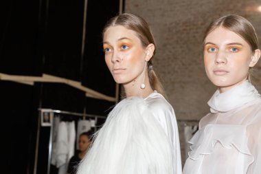 Milan, İtalya - 19 Eylül: Güzel modelleri poz backstage Alberto Zambelli göstermeden önce Milan kadın moda haftası 19 Eylül 2018 üzerinde sırasında Milan'da sadece.