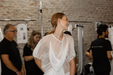 Milan, İtalya - 19 Eylül: Güzel model teşkil etmektedir backstage Alberto Zambelli göstermeden önce Milan kadın moda haftası 19 Eylül 2018 üzerinde sırasında Milan'da sadece.