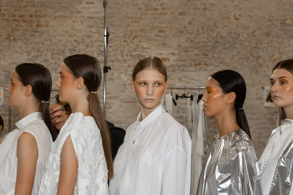 Milan, İtalya - 19 Eylül: Güzel modelleri poz backstage Alberto Zambelli göstermeden önce Milan kadın moda haftası 19 Eylül 2018 üzerinde sırasında Milan'da sadece.