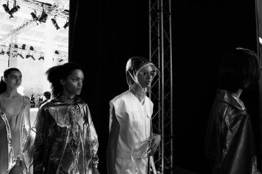 Milan, İtalya - 19 Eylül: Güzel modelleri poz backstage Ricostru göstermeden önce Milan kadın moda haftası 19 Eylül 2018 üzerinde sırasında Milan'da sadece.