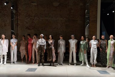 Milan, İtalya - 19 Eylül: Modelleri yapmak bir prova hemen önce Milano Ricostru gösterisi sırasında Milan kadın moda haftası 19 Eylül 2018 üzerinde.