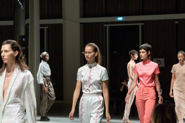 Milan, İtalya - 19 Eylül: Modelleri yapmak bir prova hemen önce Milano Ricostru gösterisi sırasında Milan kadın moda haftası 19 Eylül 2018 üzerinde.