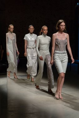 Milan, İtalya - 19 Eylül: Modelleri yapmak bir prova hemen önce Milano Ricostru gösterisi sırasında Milan kadın moda haftası 19 Eylül 2018 üzerinde.
