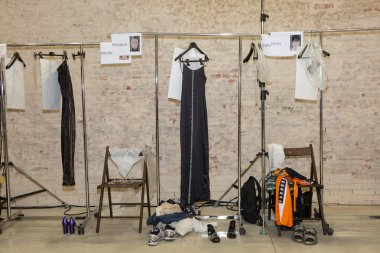Milan, İtalya - 19 Eylül: Giysi Ricostru göstermeden önce Milan kadın moda haftası 19 Eylül 2018 üzerinde sırasında Milan'da sadece backstage içinde rafları.