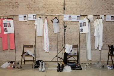 Milan, İtalya - 19 Eylül: Giysi Ricostru göstermeden önce Milan kadın moda haftası 19 Eylül 2018 üzerinde sırasında Milan'da sadece backstage içinde rafları.