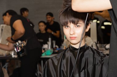 Milan, İtalya - 19 Eylül: Backstage içinde makyaj, güzel model Ricostru göstermeden önce Milan kadın moda haftası 19 Eylül 2018 üzerinde sırasında Milan'da sadece.